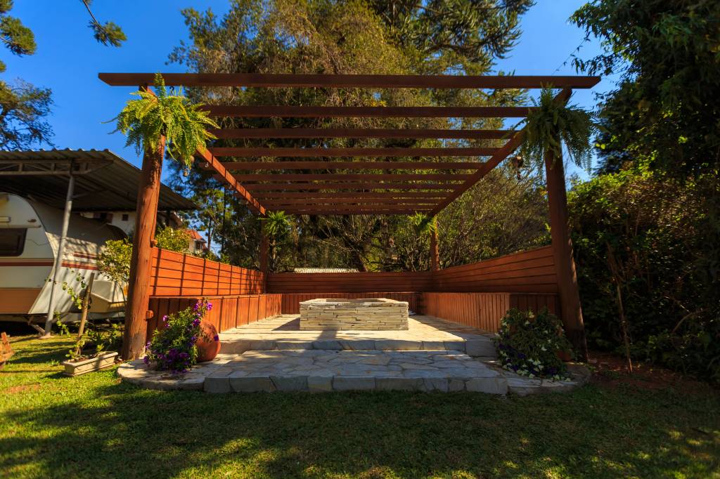 Pergolas à Angers : comment bien choisir le modèle adapté à votre extérieur